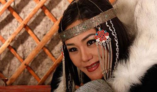 “Тэнгэрийн хөх Монгол”-ыг МУГЖ Т.Ариунаад зориулжээ